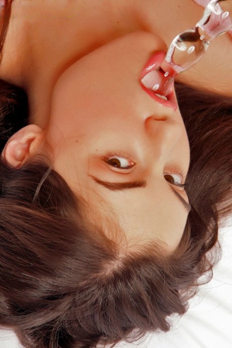 Возбужденная шлюха Саша Грей лижет свой фаллоимитатор, прежде чем вставить его в свою раздвинутую киску картинка 13