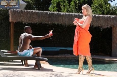 Блондинка-бомба трахается из жопы в рот с большим черным членом возле бассейна картинка 3