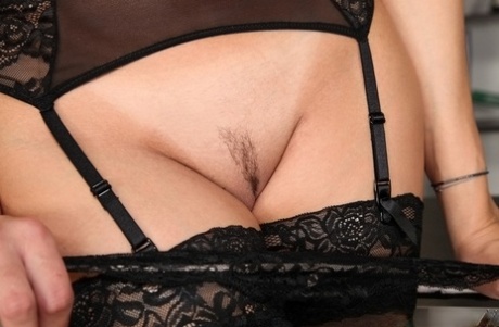 Грудастая офисная красотка чувственная Джейн выпускает на волю свои большие натуральные сиськи картинка 7