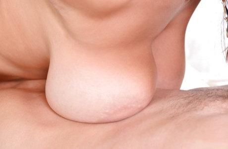 Чувственная Джейн вызывающе снимает свое обтягивающее платье и сосет член картинка 15