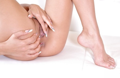 Крупным планом горячая итальянская красотка Шалина Дивайн дрочит лысую вагину картинка 13