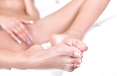 Самая популярная европейская модель Шалина Дивайн освобождает босые ноги от туфель на платформе картинка 7