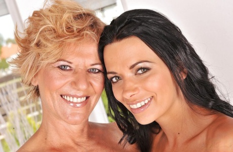 Юная Шалина Дивайн трогает сиськи своей зрелой подруги лесбиянки картинка 16