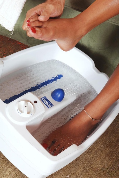 Босоногая Шлина Дивайн демонстрирует сексуальные ножки перед тем, как заняться футфетишем картинка 5