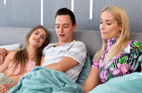 Мать-блондинка Шэрон Уайт учит свою падчерицу Бонни Дольче трахаться картинка 3