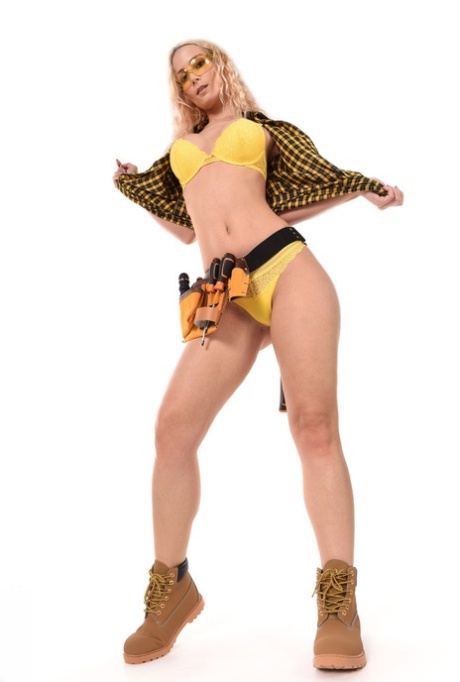 Белокурая работница-строитель Шарон Уайт раздевается, чтобы подрочить секс-игрушкой картинка 5