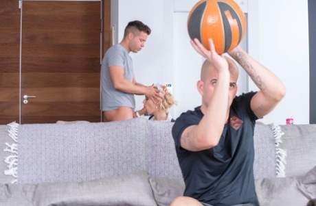 Белокурая горничная Шарон Уайт сосет большие члены после анального секса во время акции MMF картинка 4