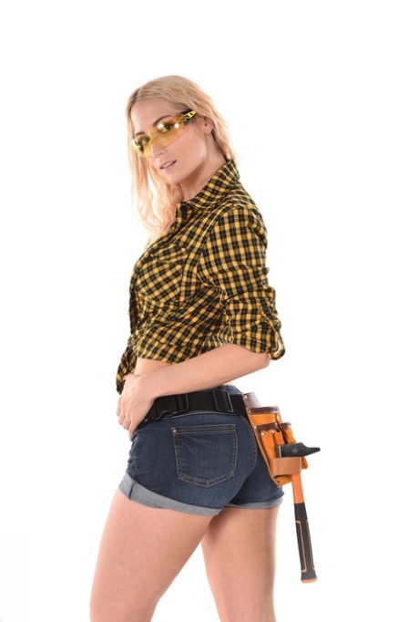 Белокурая работница-строитель Шарон Уайт раздевается, чтобы подрочить секс-игрушкой картинка 2