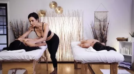 Вина Скай и Харли Хейз занимаются лесбийским сексом втроем во время массажа картинка 5