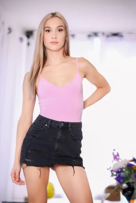 Сексуальная мамаша Шей Сайтс занимается лесбийским сексом со своей падчерицей Джазмин Лув картинка 3