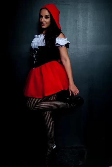 Милфа латиноамериканка Шина Райдер снимает свой наряд Красной шапочки в сексуальных колготках картинка 5