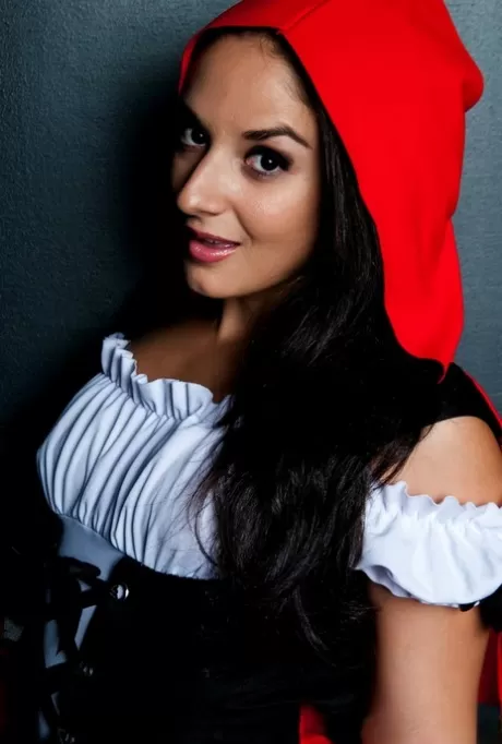 Милфа латиноамериканка Шина Райдер снимает свой наряд Красной шапочки в сексуальных колготках картинка 4