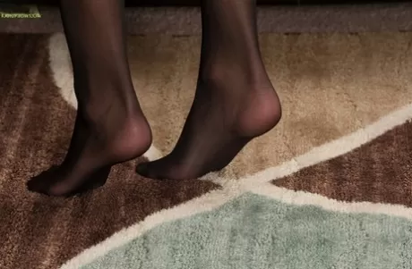 Одетая в чулки МИФЛ Сильвия Сайге демонстрирует обнаженную задницу и пизду в обнаженном виде картинка 10