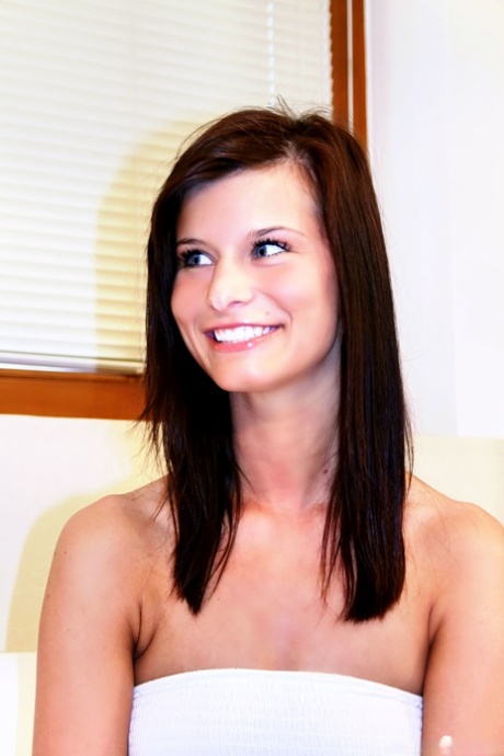 Меган Би раздевается полностью догола на диване, пока Сильвия Сент наблюдает за происходящим картинка 2