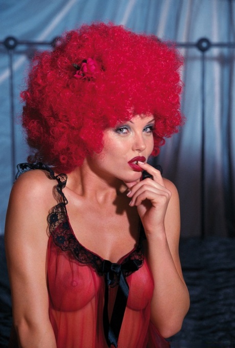 Горячая блондинка Сильвия Сент наслаждается удовольствием от твердых членов и любовниц-лесбиянок картинка 2