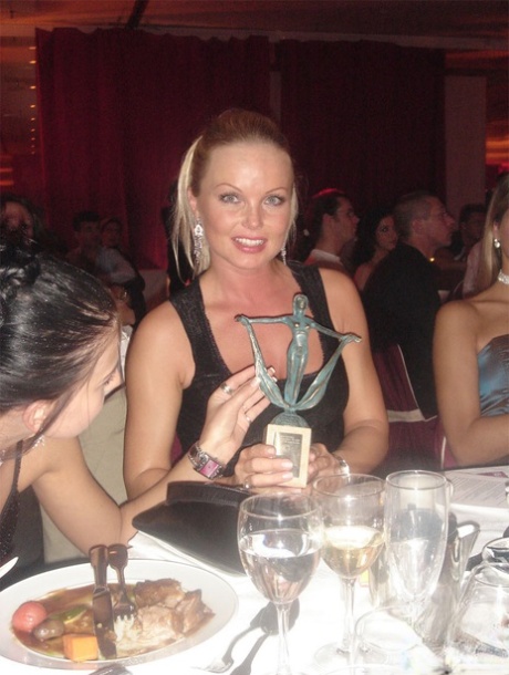 Сексуальная милфа порнозвезда Сильвия Сейнт позирует полностью одетой в джинсы и ботинки картинка 7