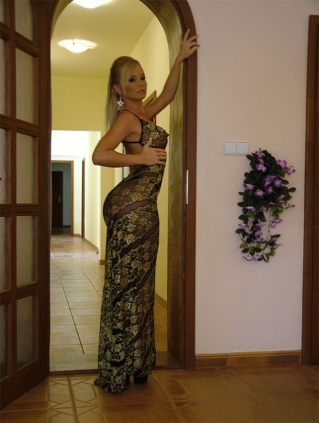 Восхитительная белокурая старлетка Сильвия чувственно позирует в сексуальном платье картинка 9