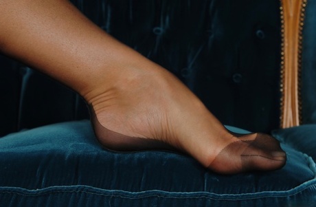 Белокурая порнозвезда Сильвия Сент ублажает свою милфовую пизду в нижнем белье картинка 9