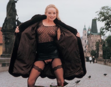 Наглая блондинка раздвигает ноги и дрочит пальцами в колготках без выреза в общественном месте картинка 5