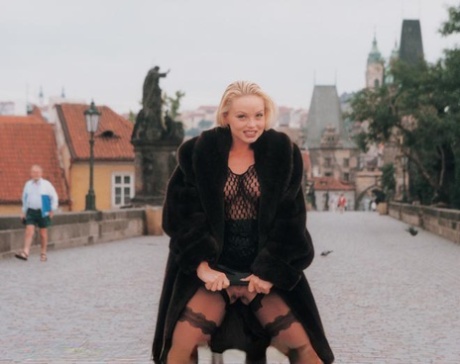 Наглая блондинка раздвигает ноги и дрочит пальцами в колготках без выреза в общественном месте картинка 4