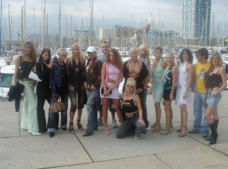 Сексуальная милфа порнозвезда Сильвия Сейнт позирует полностью одетой в джинсы и ботинки картинка 4