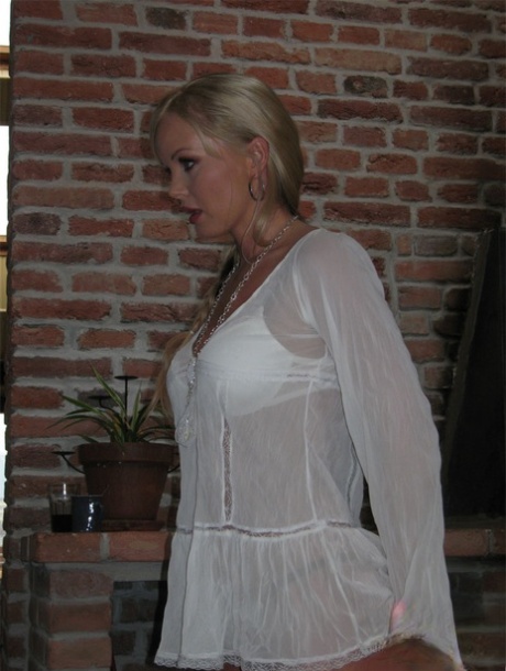 Горячая блондинка-пума Сильвия Сент наслаждается чувственным позированием картинка 15