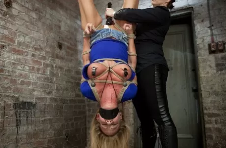 В жопу натуральной блондинки проникли, пока она была заперта в подземелье картинка 5