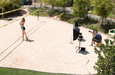 Мамочки раздеваются догола во время игры в волейбол и на массажном столе картинка 5