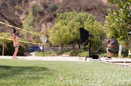 Мамочки раздеваются догола во время игры в волейбол и на массажном столе картинка 6