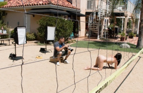 Мамочки раздеваются догола во время игры в волейбол и на массажном столе картинка 7