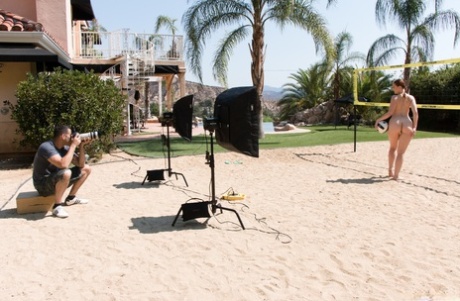 Мамочки раздеваются догола во время игры в волейбол и на массажном столе картинка 3