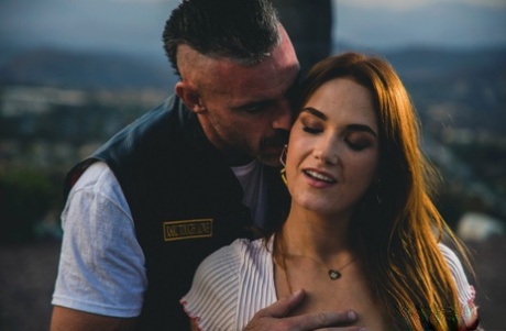 Сексуальная девушка Сири Даль обнажает свои красивые сиськи и сочную попку, раздеваясь картинка 10