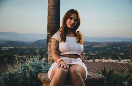 Сексуальная девушка Сири Даль обнажает свои красивые сиськи и сочную попку, раздеваясь картинка 5