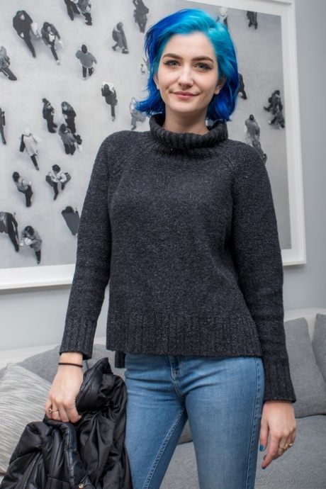 Одинокая девушка с крашеными волосами Скай Блю обнажает свои красивые сиськи в эротическом стриптизе картинка 4