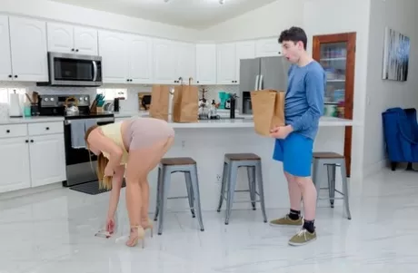 Возбужденная мамочка Скайлар Сноу соблазняет своего пасынка в мини-юбке перед тем, как они трахнутся картинка 7