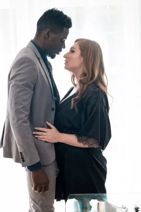 Сексуальная белая девушка Скайлар Сноу получает сперму на свою попку после межрасового секса картинка 6