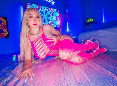 Молоденькая блондинка Скайлар Вокс с большой грудью принимает участие в сеансе траха от первого лица картинка 3