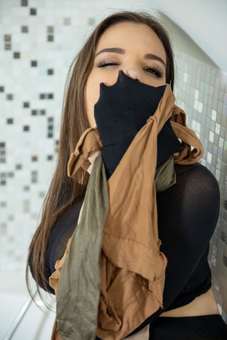 Грудастая девушка София Ли играет с дилдо, будучи одетой в колготки картинка 11