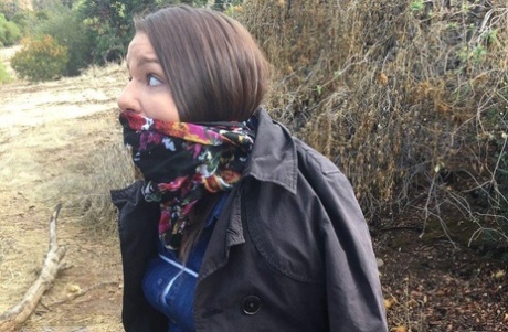 Полностью одетый толстяк расколот, с кляпом во рту и связанный веревкой в заросшем кустарником лесу картинка 8