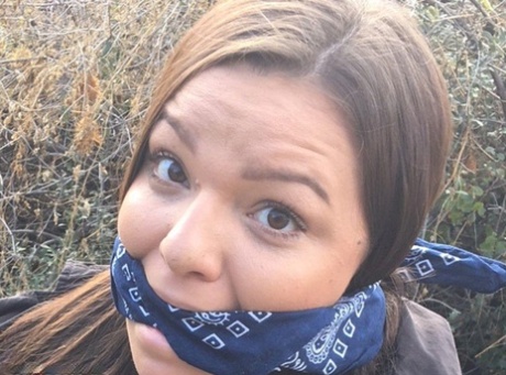 Полностью одетый толстяк расколот, с кляпом во рту и связанный веревкой в заросшем кустарником лесу картинка 7