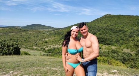 Пухленькая молоденькая София Ли освобождает свои большие натуральные сиськи от бикини на открытом воздухе картинка 10