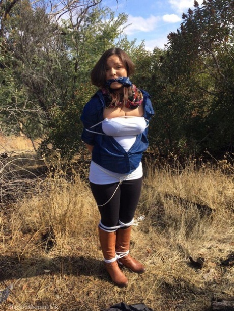 Полностью одетый толстяк расколот, с кляпом во рту и связанный веревкой в заросшем кустарником лесу картинка 5