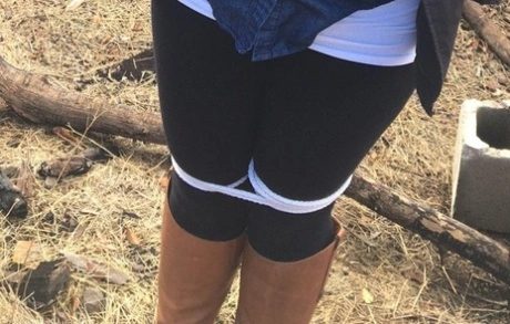 Полностью одетый толстяк расколот, с кляпом во рту и связанный веревкой в заросшем кустарником лесу - Sofia Lee