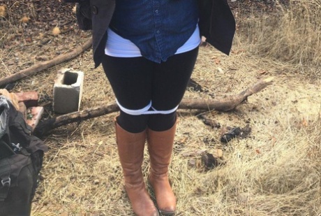 Полностью одетый толстяк расколот, с кляпом во рту и связанный веревкой в заросшем кустарником лесу картинка 15