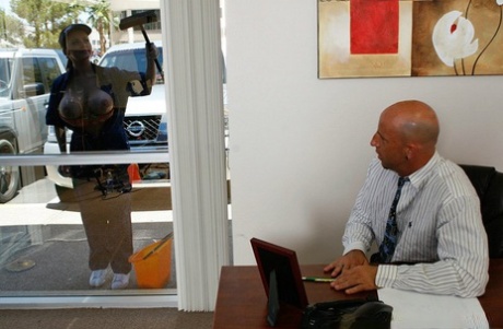 Сладострастную доставщицу с огромными сиськами Софи Ди жестко трахают картинка 12