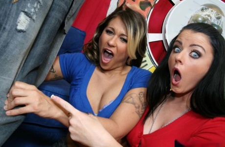 Латиноамериканская милфа Синди и Софи целуются и трахаются огромным членом картинка 2