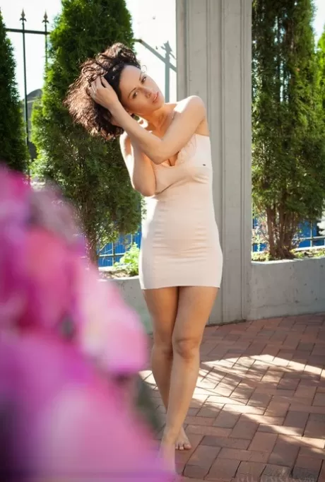 Молоденькая брюнетка Пэмми Ли снимает свое облегающее платье, чтобы позировать обнаженной картинка 3