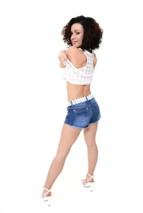 Соло-девушка Пэмми Ли обнажает свои красивые сиськи во время исполнения стриптиза картинка 4