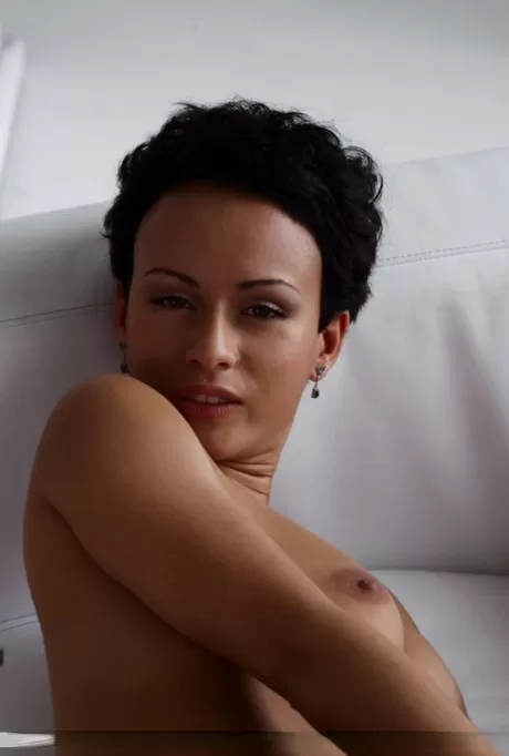 Коротко стриженная Пэмми Ли в колготках без выреза раздвигает ноги крупным планом картинка 8