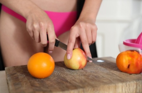 Белая девушка с красивыми сиськами ест разнообразные фрукты перед жестким трахом картинка 7